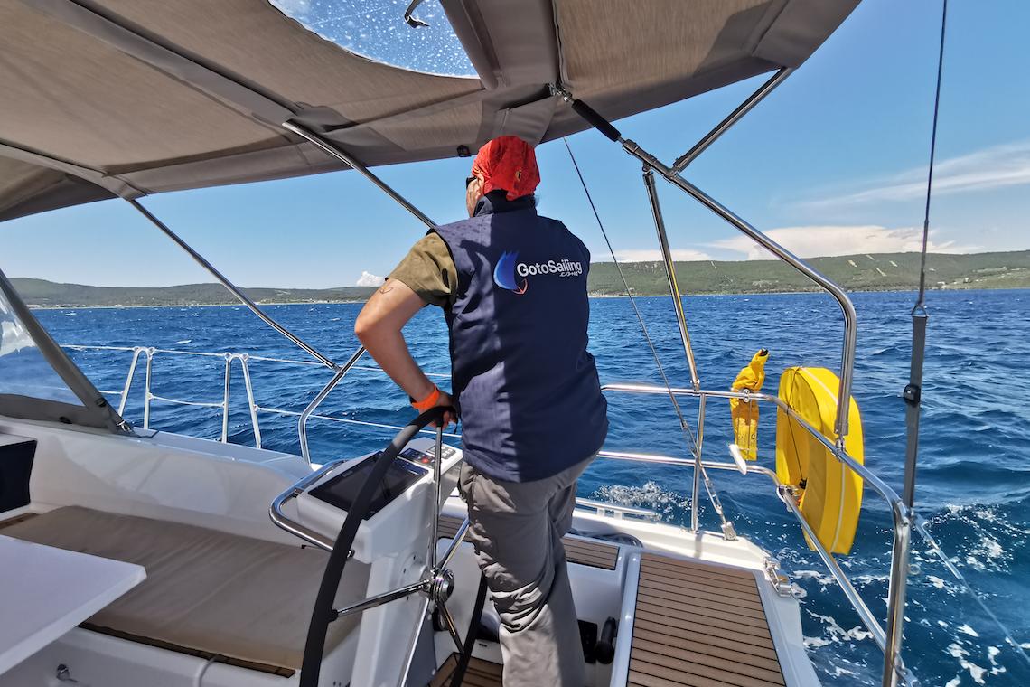 10 Fragen, die Sie stellen sollten, wenn Sie einen Segelurlaub mit Skipper chartern