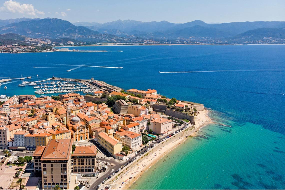 10 raisons de partir en vacances en bateau en Corse