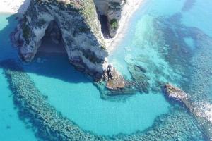 Aurinko, meri ja seesteisyys: luonnonkaunis huviveneseikkailu Tropeasta, Calabriasta